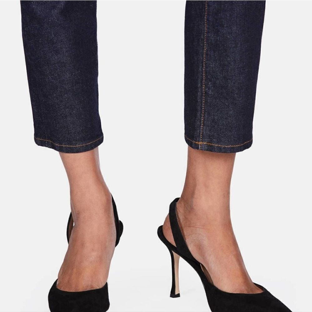 Le Chateau NWT black suede closed toe ankle strap stiletto 4" size 7